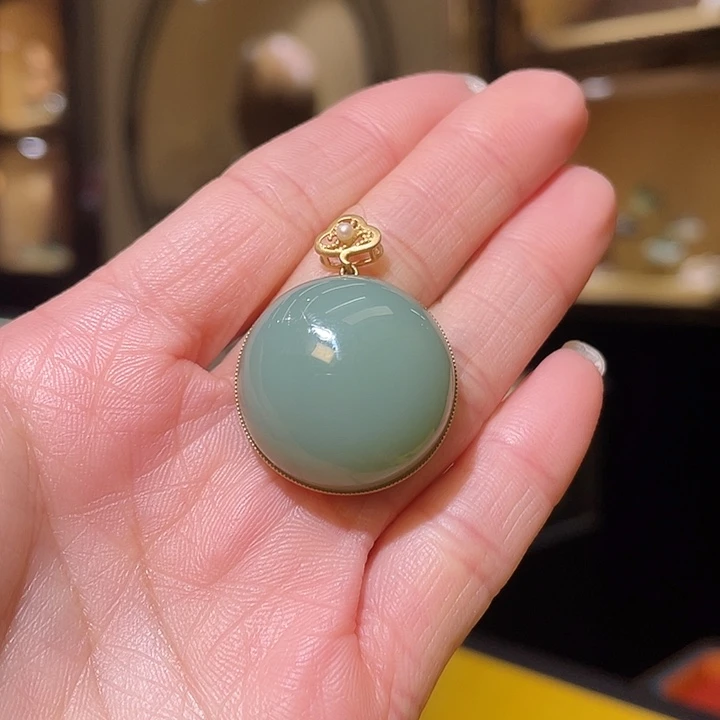 颈饰18K金镶嵌和田玉平安圆满