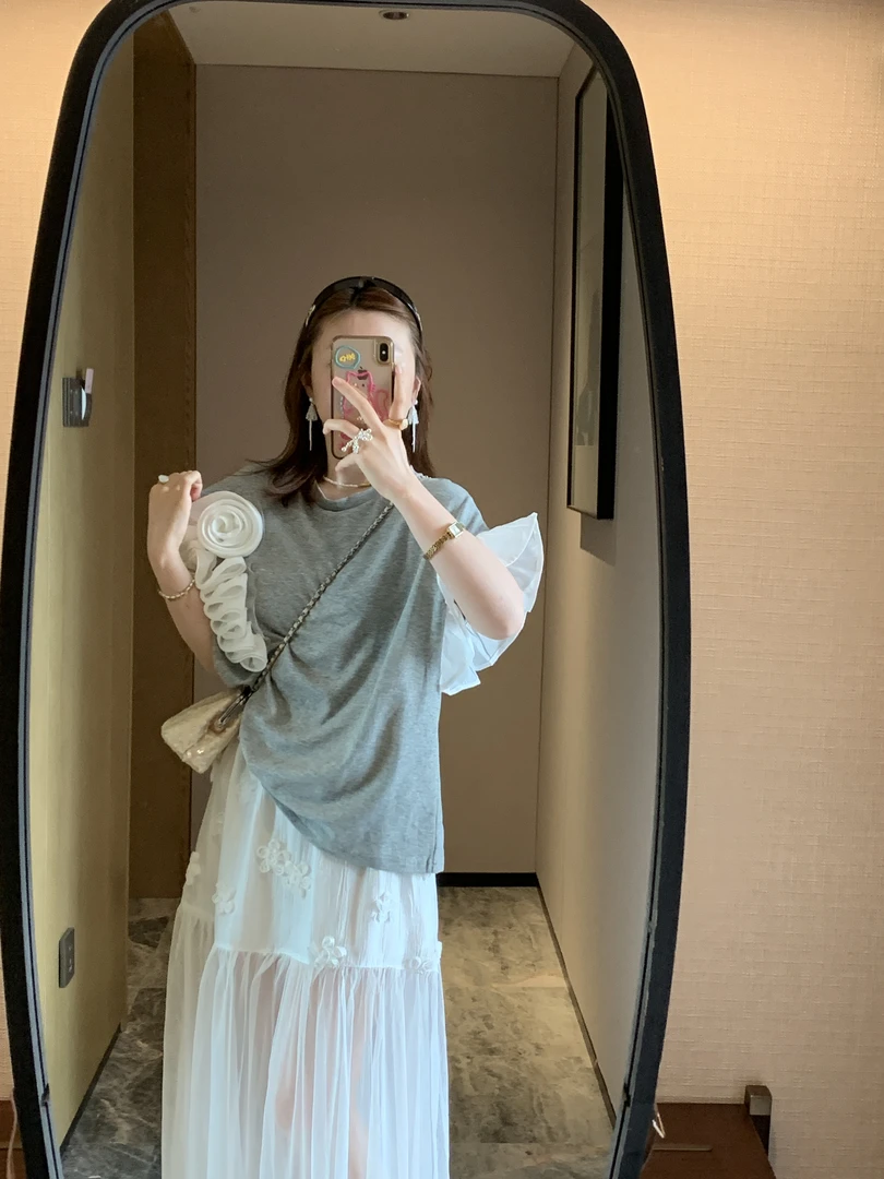 圆领上衣 立体化拼接蕾丝袖边设计T恤甜美宽松短袖