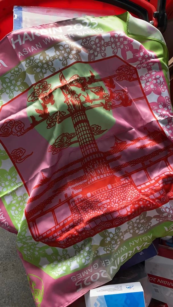 亚冬会剪纸纹样方巾