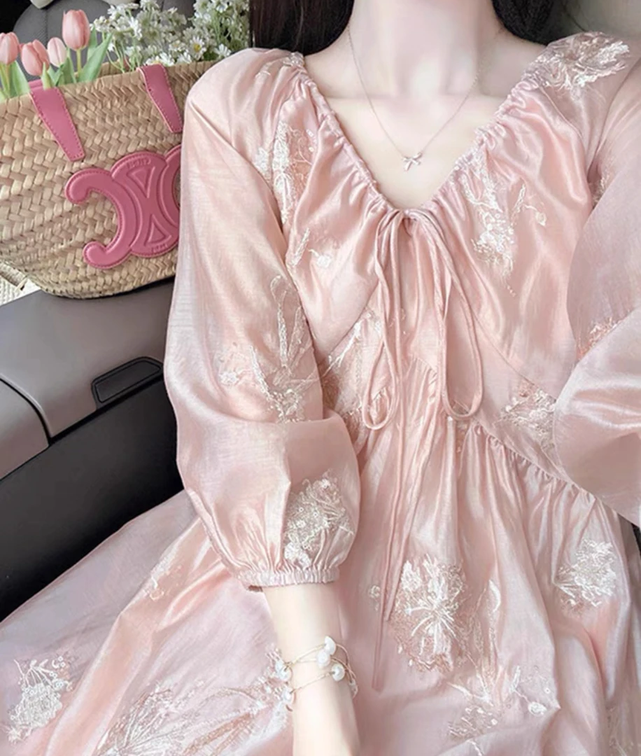 新款温柔风刺绣国风七分袖法式收腰气质连衣裙直播过款链接