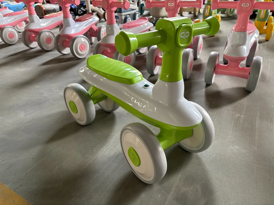 新款游艇四轮平衡车（微瑕，没有运费险介意勿拍）