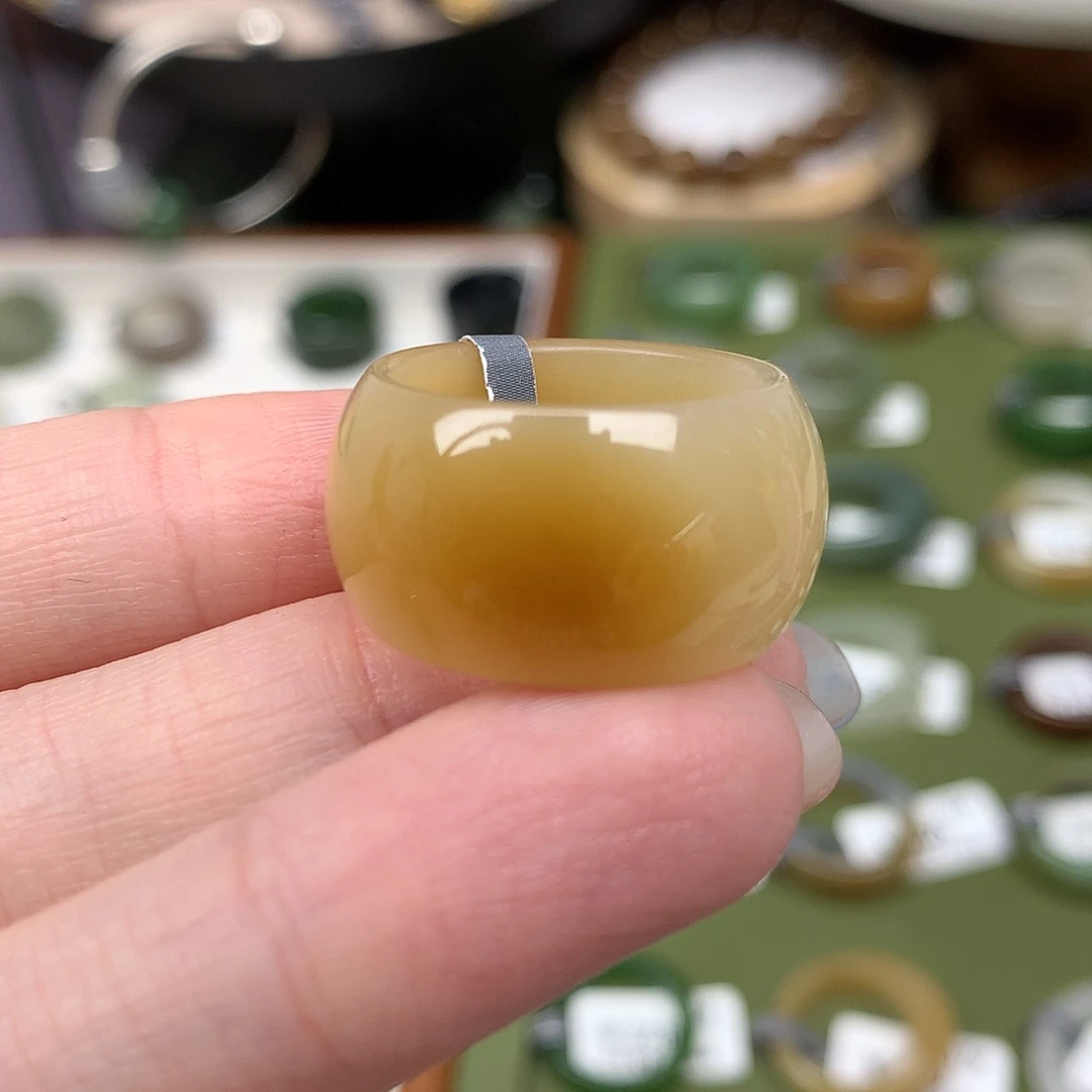 未镶嵌戒指和田玉