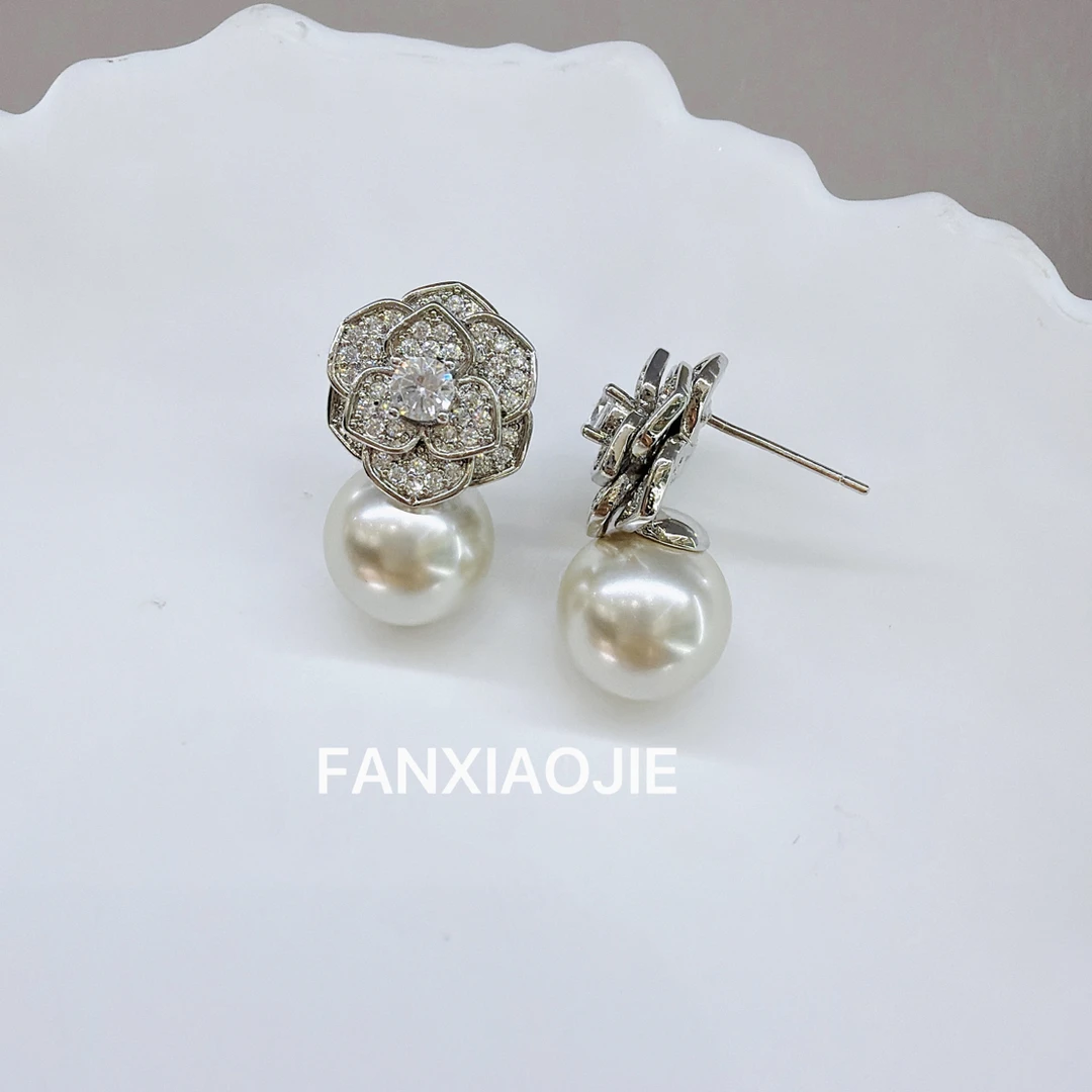 铜合金合成锆石耳饰 气质轻奢FF香风「摩卡山茶花」奢牌感白色耳环