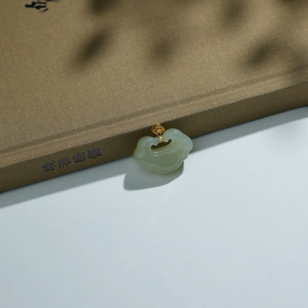 【小池专属】18K和田玉高冰晴如意锁吊坠 20*20*9 YJX0384