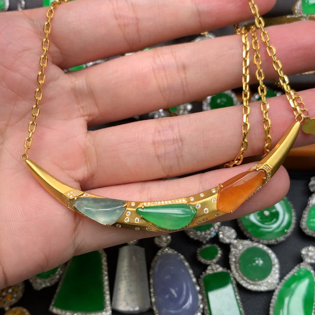 翡翠18K金镶嵌颈饰