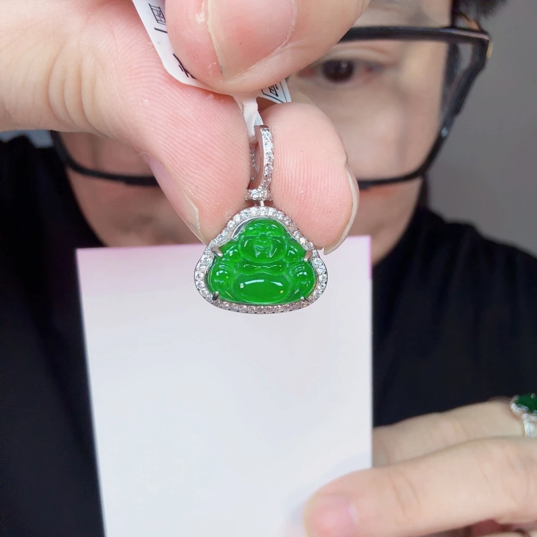 翡翠未镶嵌颈饰一件