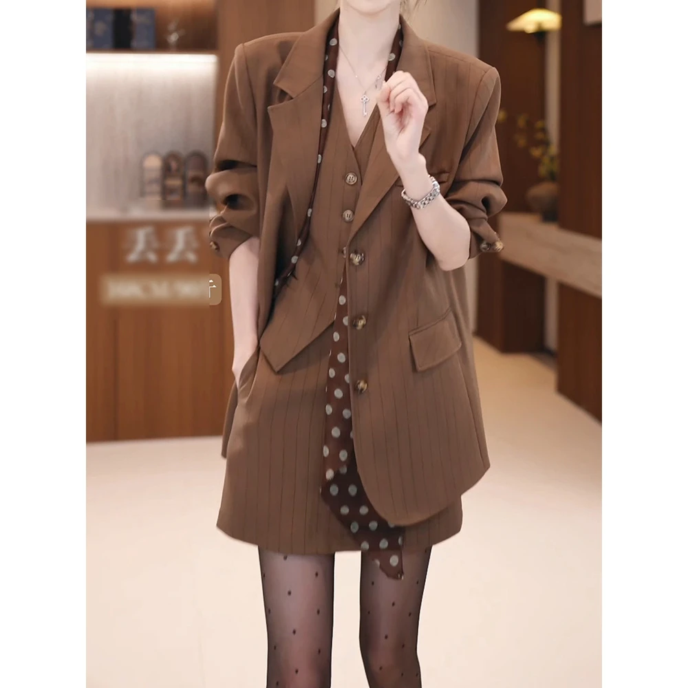 御姐风高级职场通勤套装女2025新轻熟气质条纹西装马甲外套半裙三