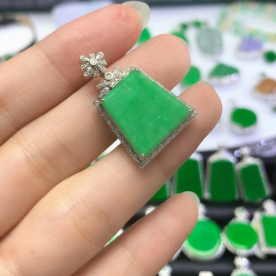 颈饰18K金镶嵌翡翠