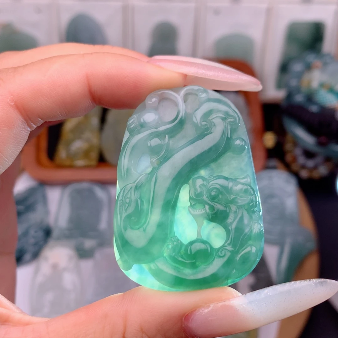 翡翠未镶嵌颈饰仿古龙牌