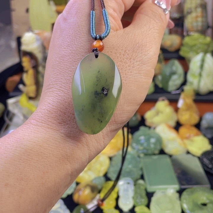 蛇纹石玉颈饰合金