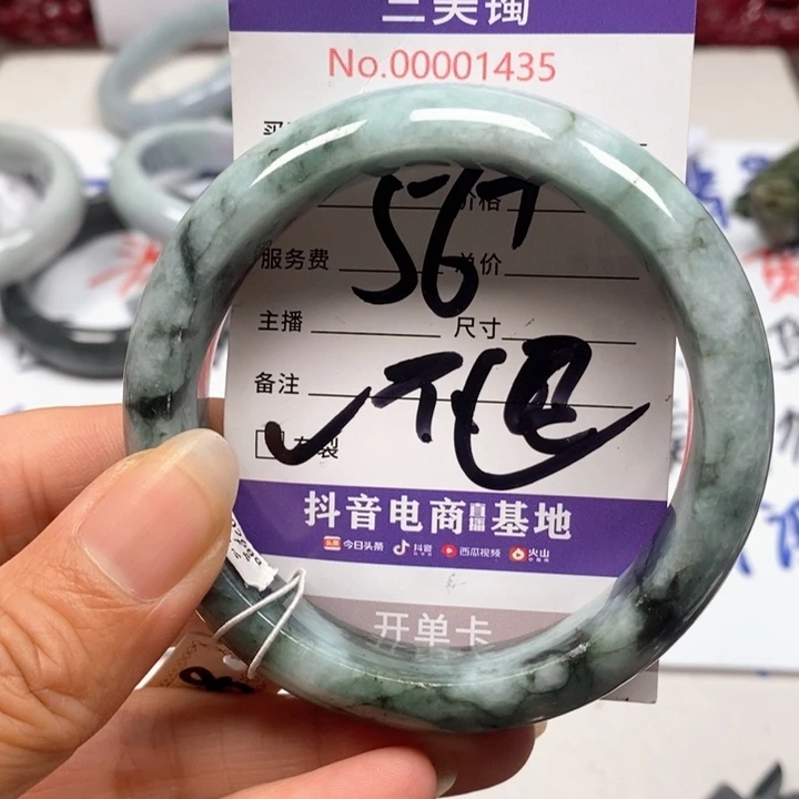 翡翠手镯未镶嵌翡翠