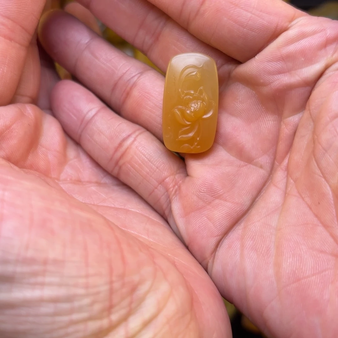 海***蓝石英质玉未镶嵌黄蜡石吊坠