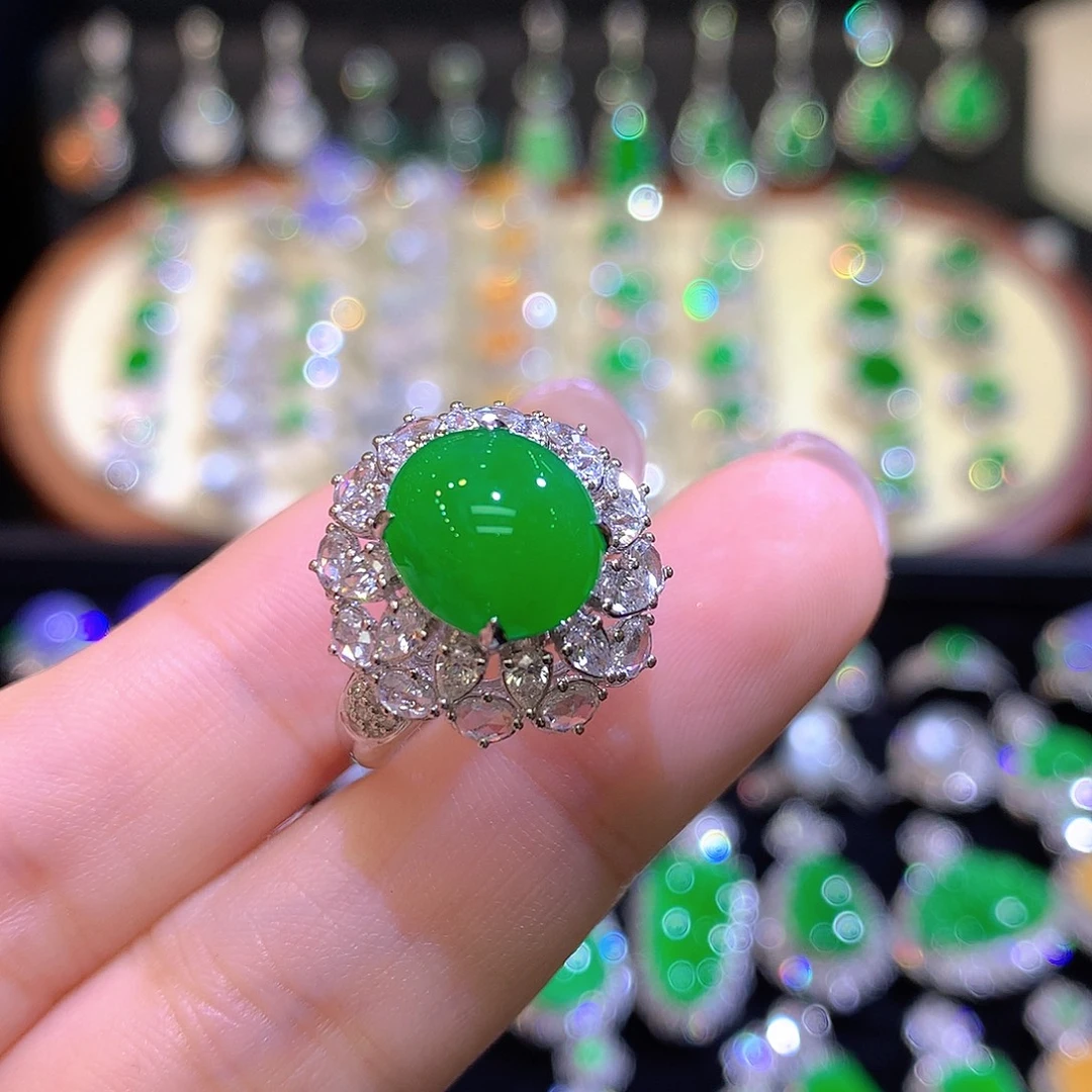 翡翠18K金镶嵌戒指高冰满绿正阳蛋面戒指