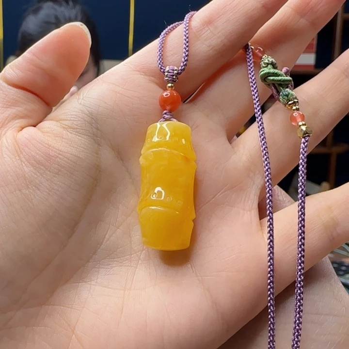 蜜蜡吊坠(赠链)未镶嵌糖****?