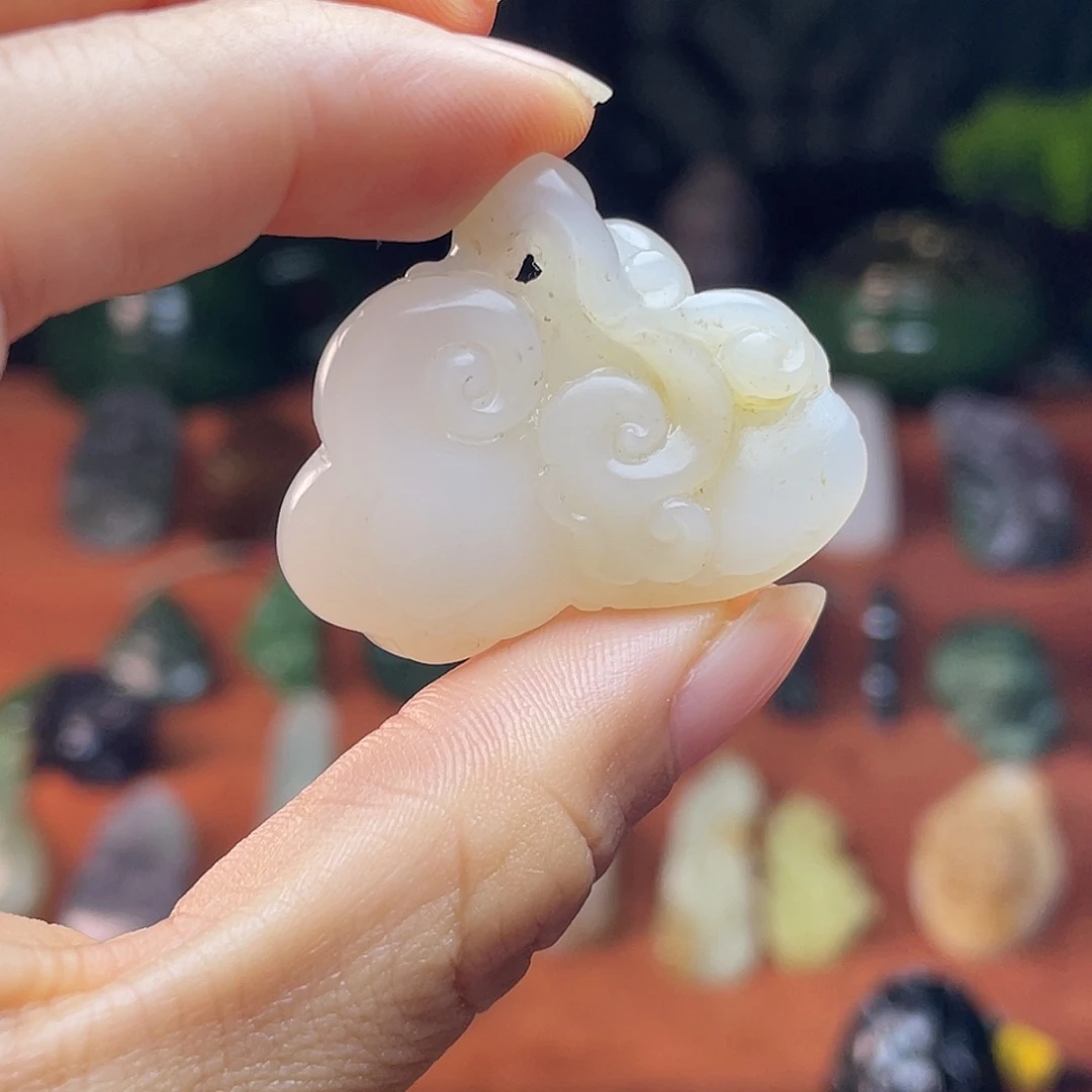 和田玉未镶嵌颈饰新疆白俏糖大如意