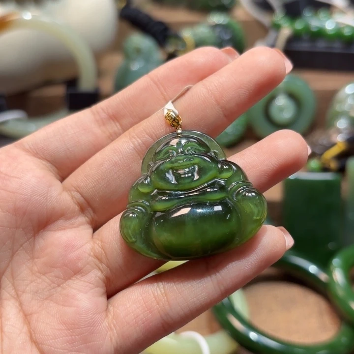 颈饰18K金镶嵌和田玉（碧玉）