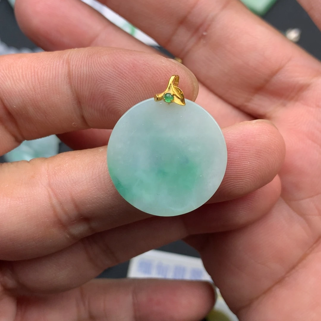 翡翠18K金镶嵌颈饰无事牌