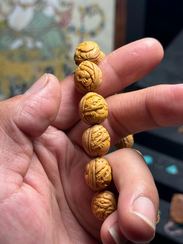 招财金蟾，桃核雕刻，老王本工，尺寸：13×15