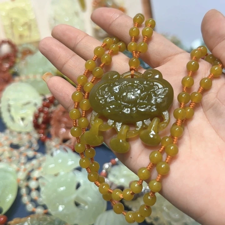未镶嵌蛇纹石玉吊坠