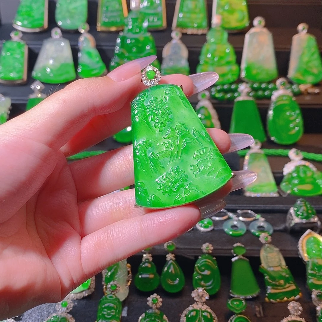 翡翠银S925镶嵌颈饰。