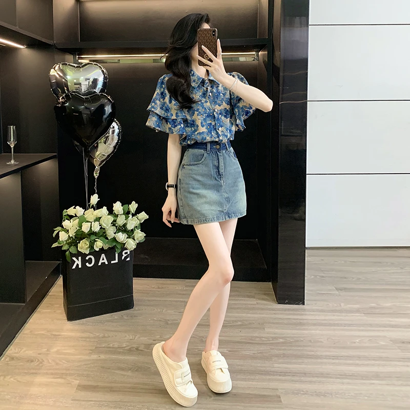 夏日ootd穿搭荷叶边印花衬衫搭配一整套小个子牛仔高腰短裙两件套