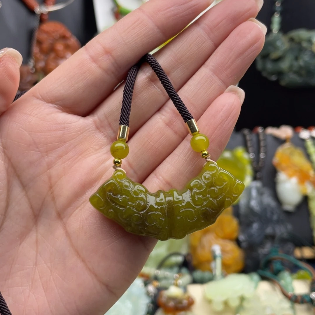 蛇纹石玉未镶嵌颈饰