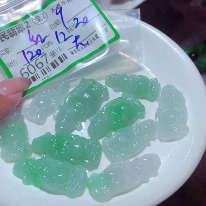 红***工翡翠未镶嵌颈饰翡翠