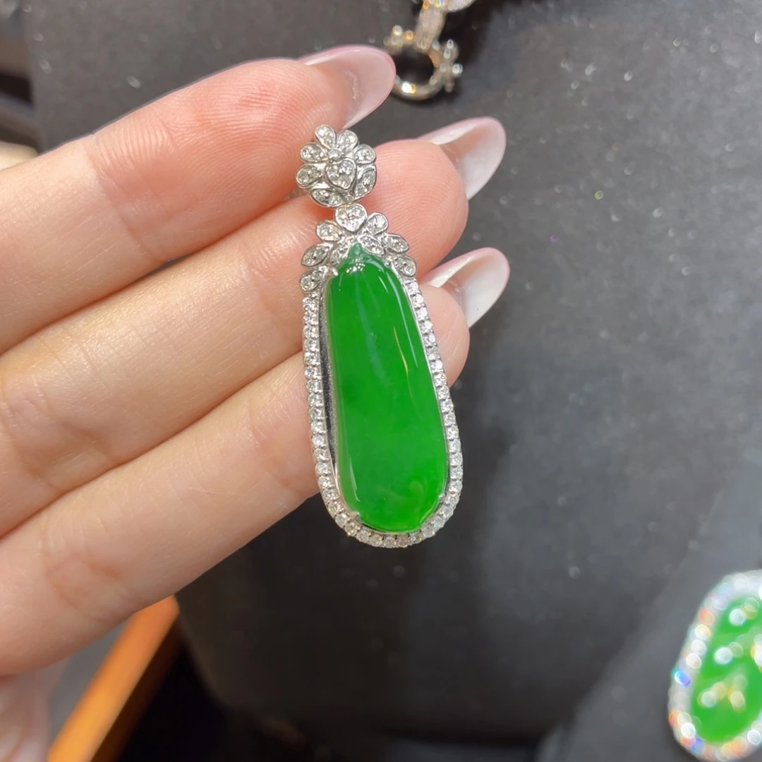 翡翠18K金镶嵌颈饰