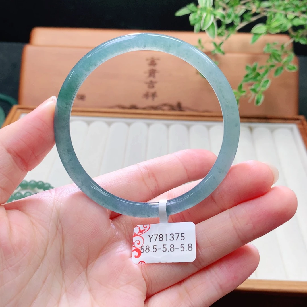 未镶嵌手镯（圆镯）翡翠