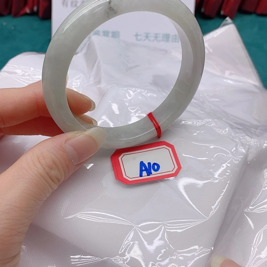 翡翠手镯未镶嵌搬****梅A100000000