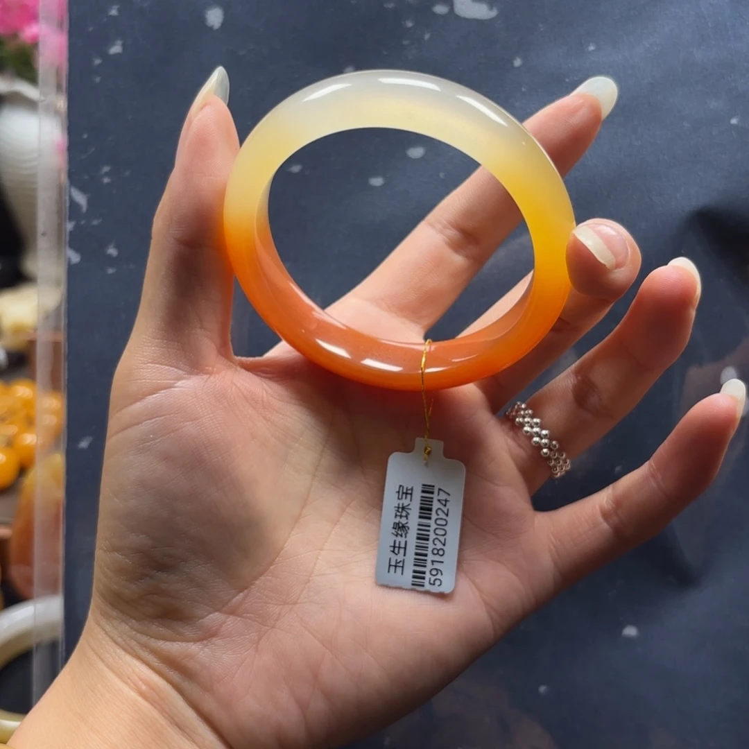 不***糖未镶嵌石英质玉（黄龙玉）手镯