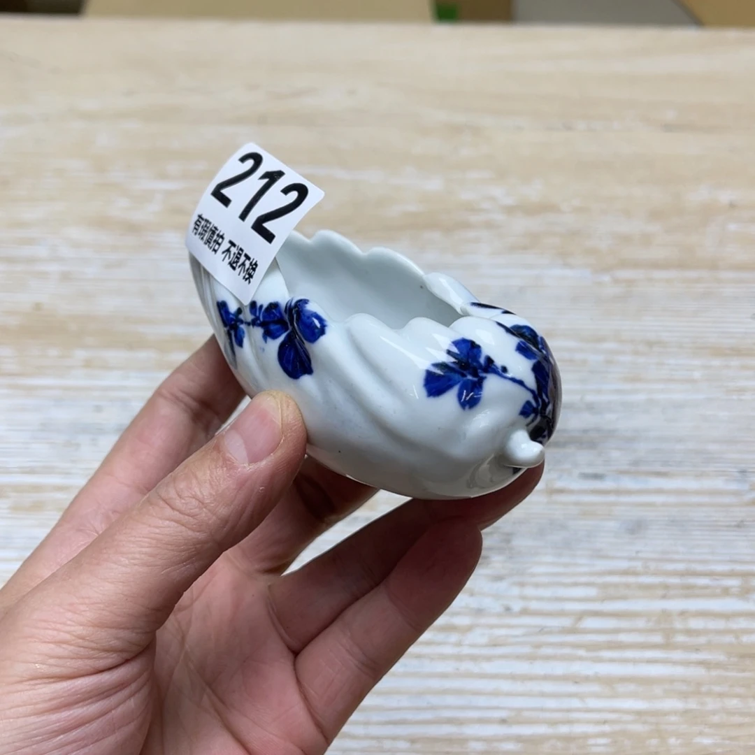 瓷片密密麻麻地排列着一个大