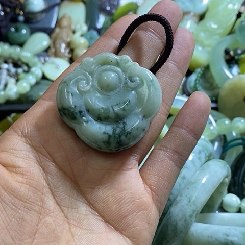 透闪石-蛇纹石玉颈饰未镶嵌