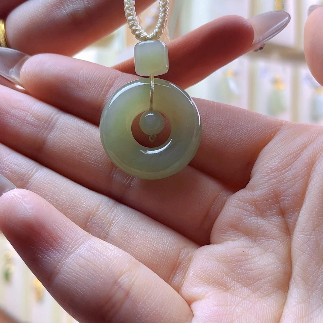 和田玉吊坠(赠链)未镶嵌下**趟