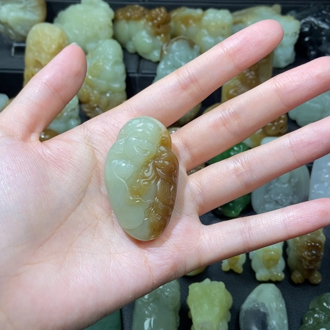 和田玉未镶嵌颈饰大****犬