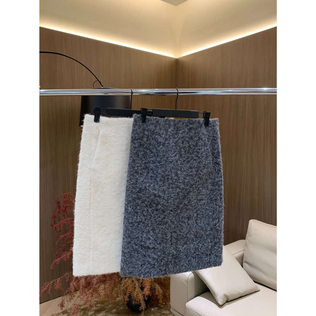 饭饭FANN COLLECTION 冬季高级肌理感直筒毛绒半身裙FANNQ022