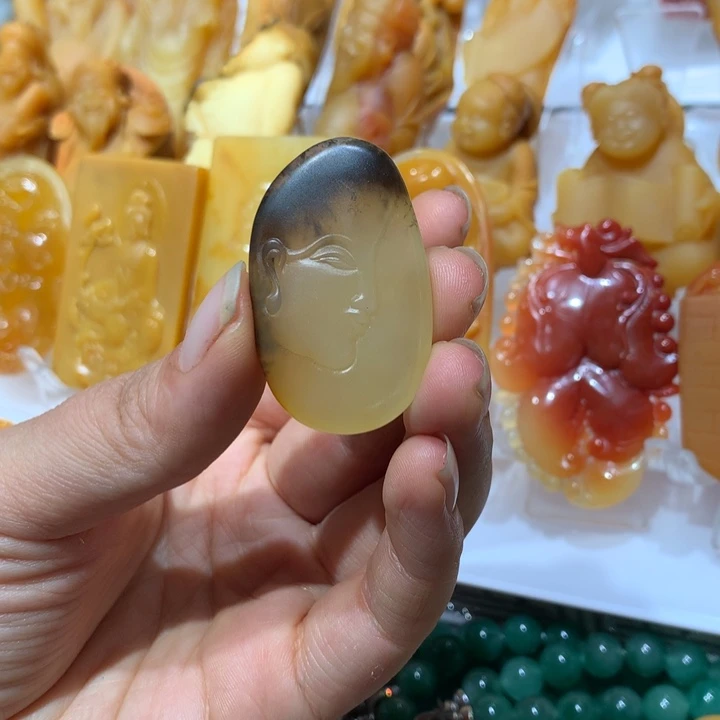 天***麟石英质玉（黄龙玉）未镶嵌颈饰