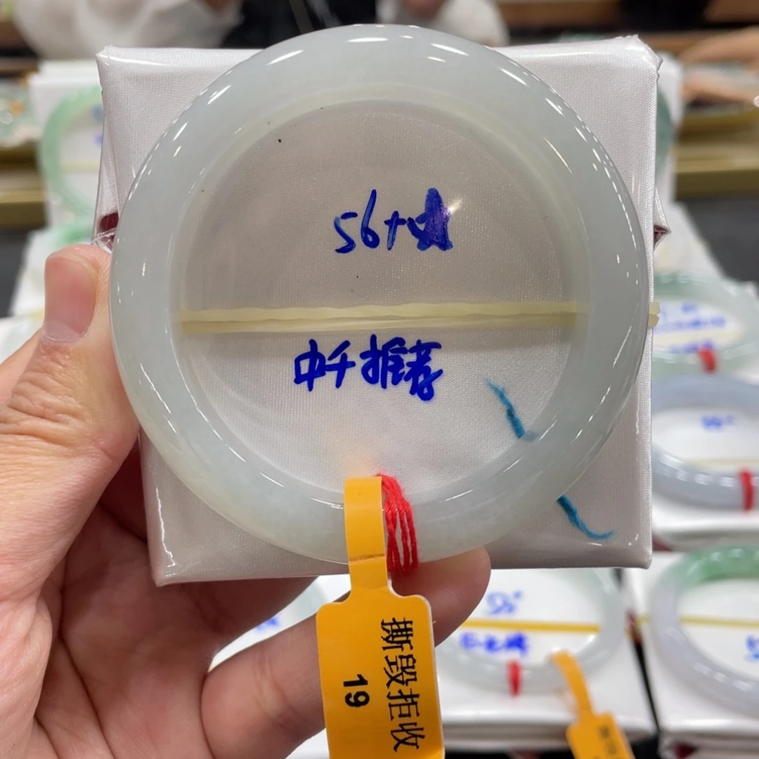 翡翠手镯未镶嵌翡翠手镯