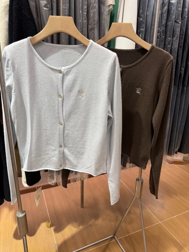 JU YAN 【卷边爱心】1050 卷边爱心扣针织开衫