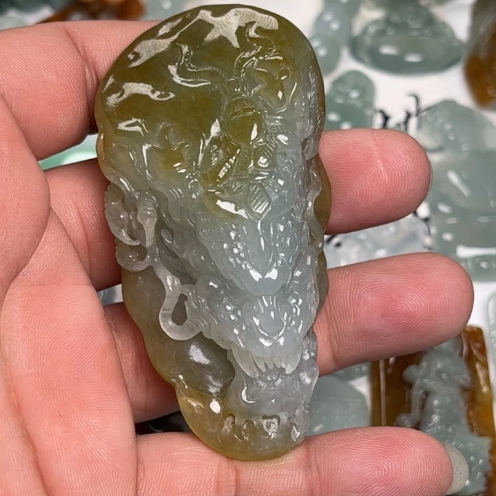 天***雨翡翠未镶嵌颈饰龙