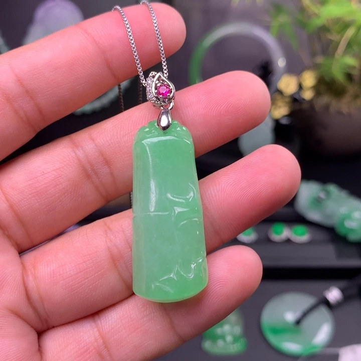 翡翠未镶嵌吊坠(赠链)