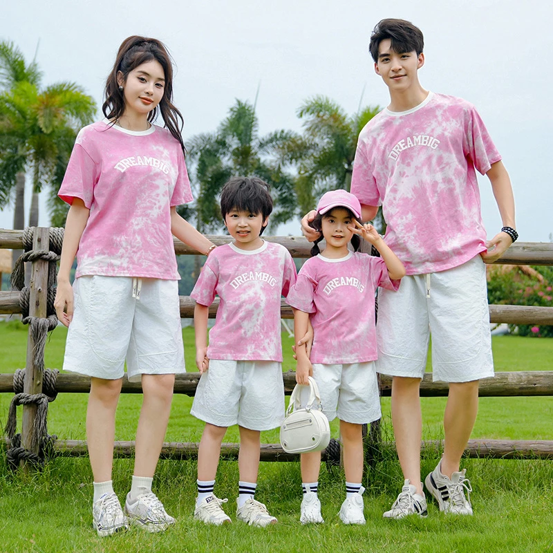 度假亲子装一家三四口新款时尚母女母子粉色扎染T恤短裤家庭套装