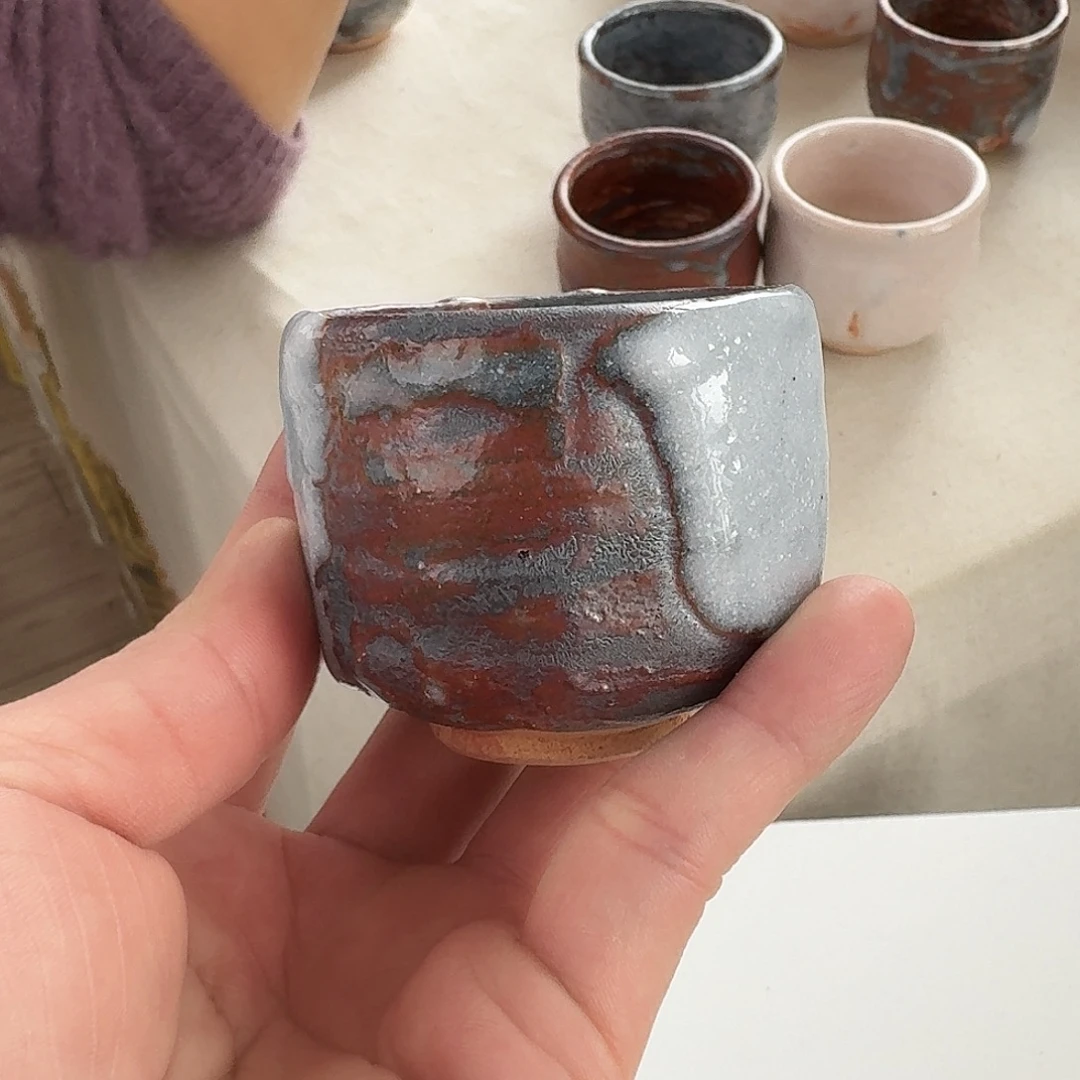 瓷片志野手握茶杯