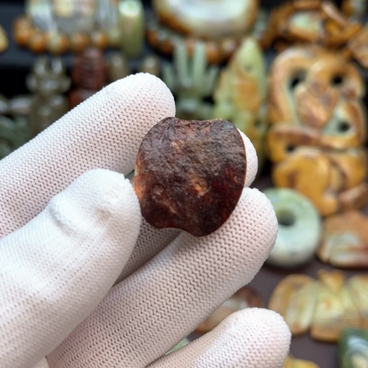 未镶嵌岫岩河磨玉（透闪石质玉）挂件