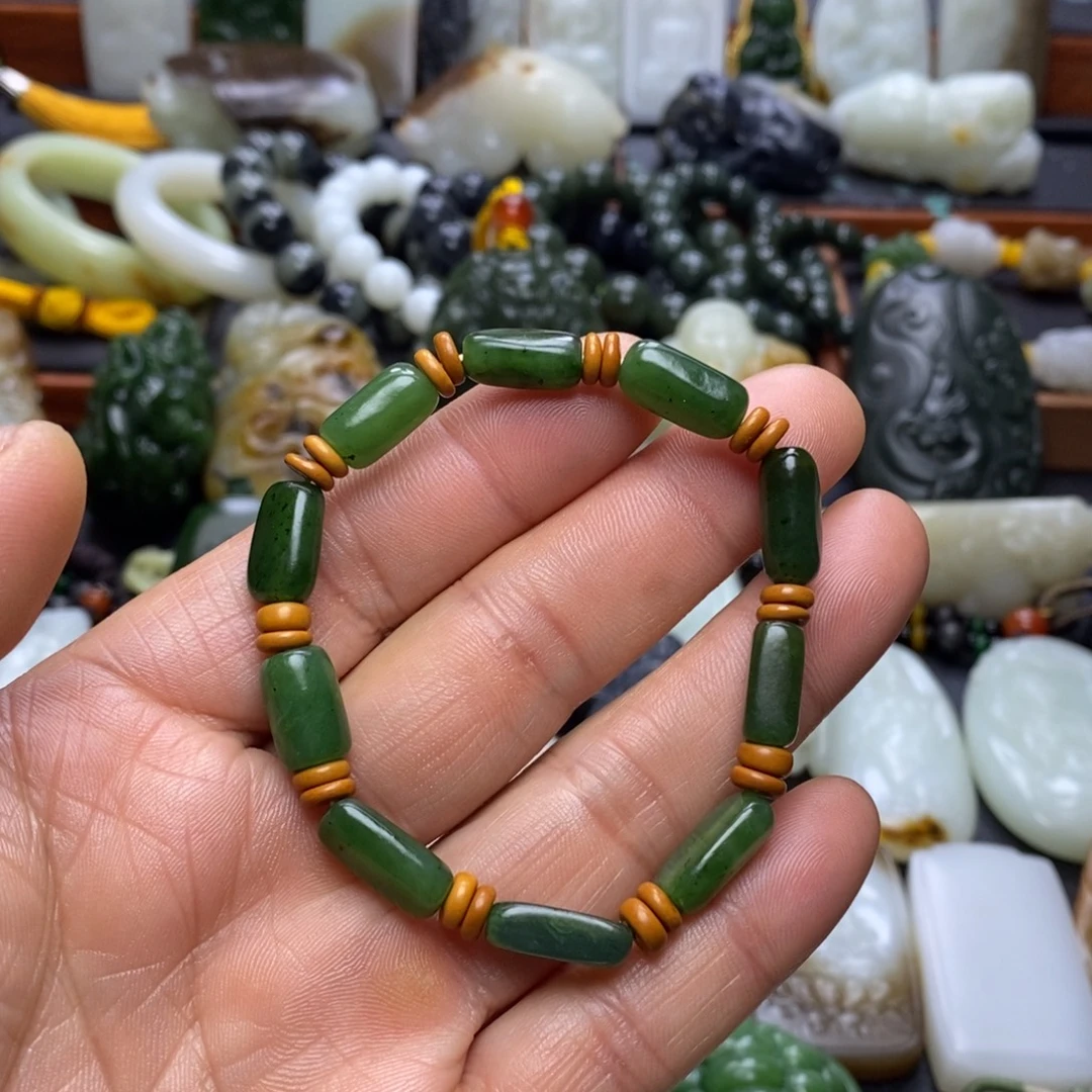 珠***姐和田玉未镶嵌颈饰