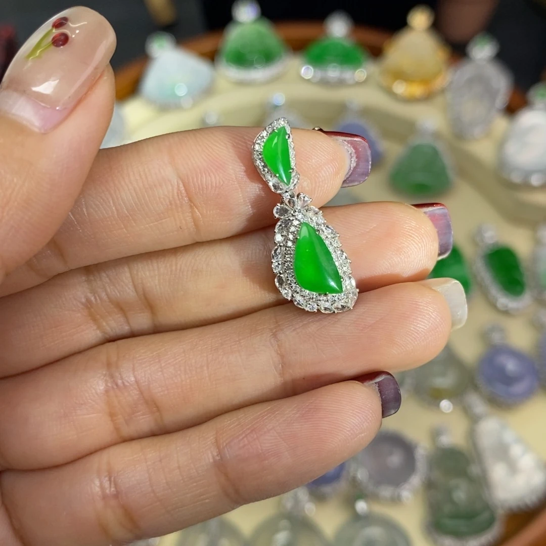 翡翠颈饰18K金镶嵌A货翡翠