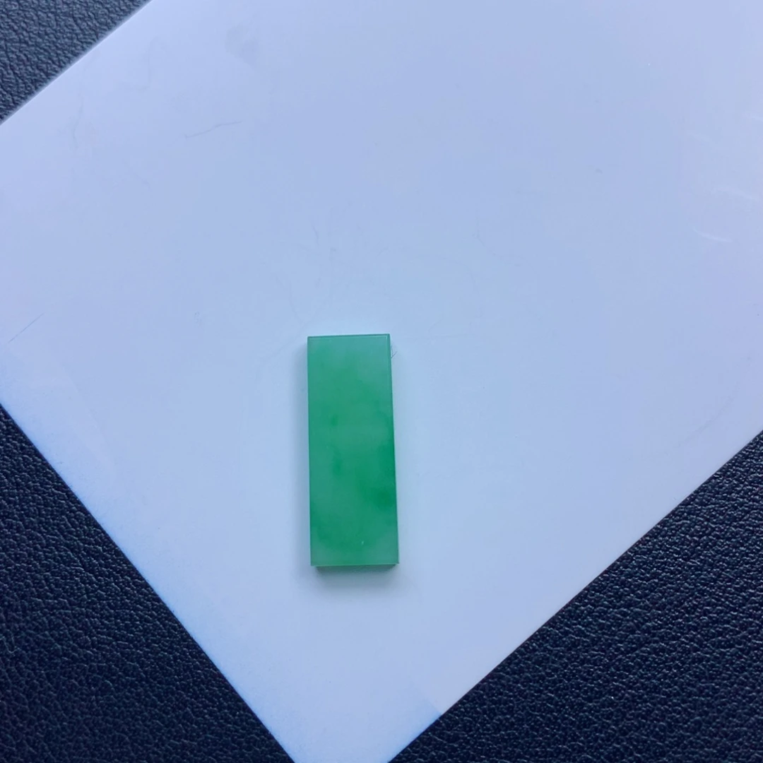 翡翠颈饰未镶嵌无事牌