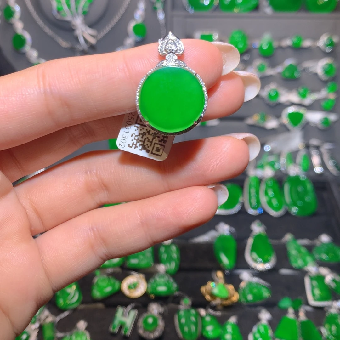 翡翠18K金镶嵌颈饰圆牌