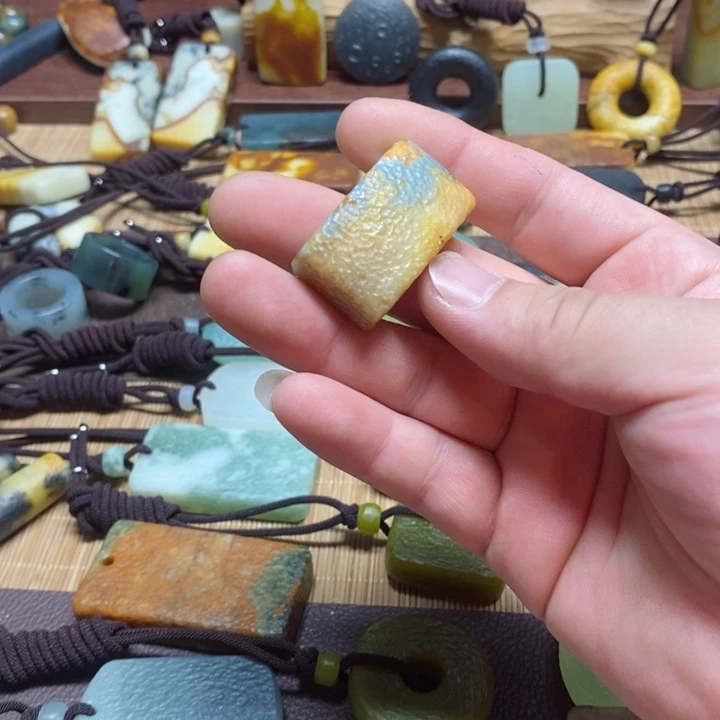 蛇纹石玉挂件未镶嵌汽**猫