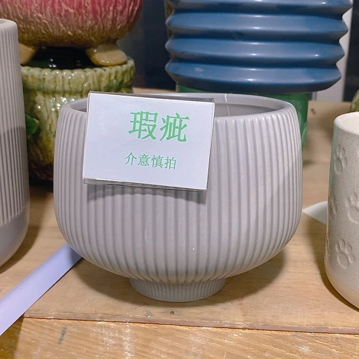 摆件多肉瑕疵盆有孔。